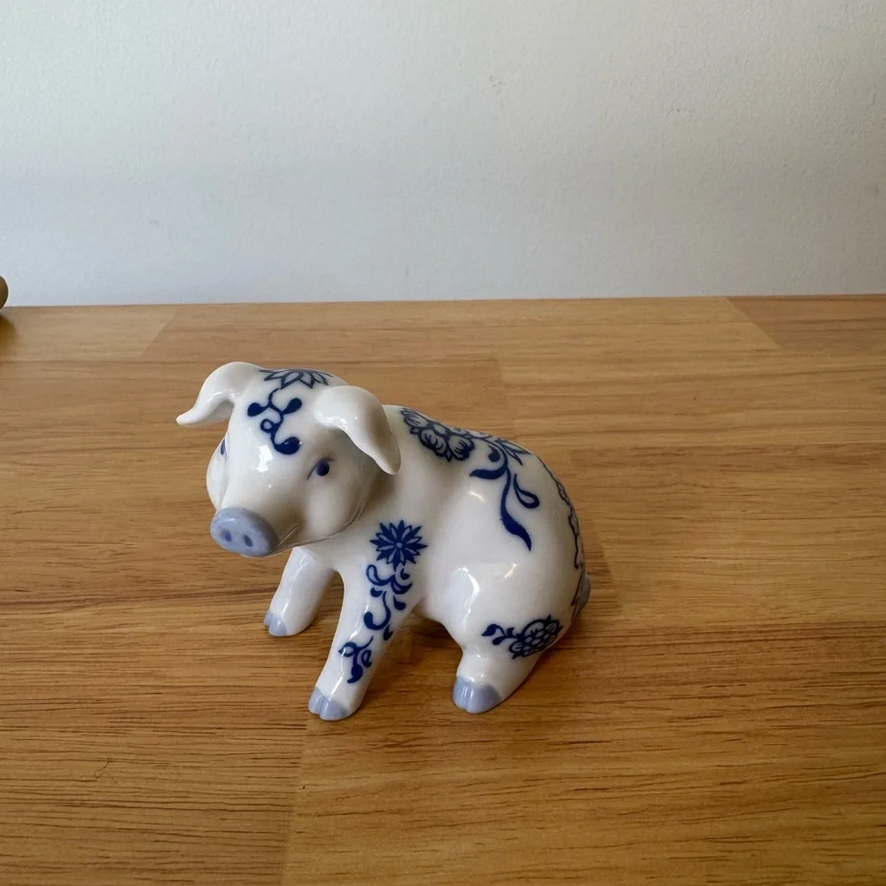 Blue and White Porcelain Delfware Pig Figurine - Picture 7 of 9